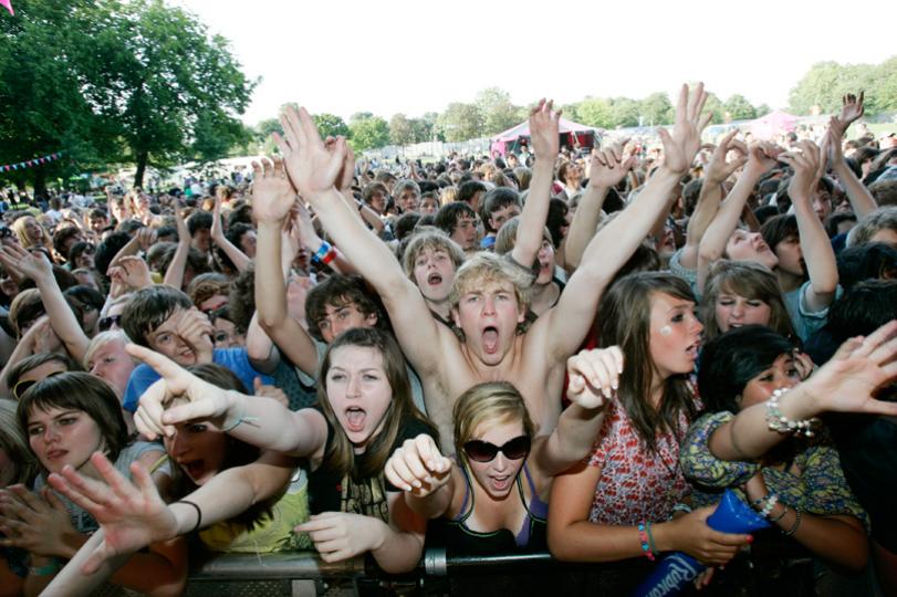 crowds for Mystery Jets2